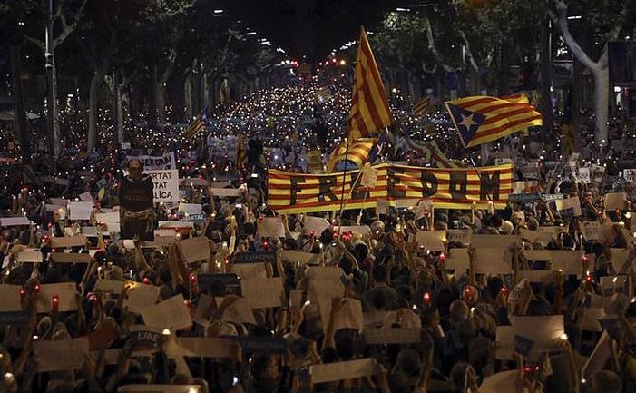 Protest împotriva arestării a doi oficiali catalani pro-independenţă, Barcelona, 17 octombrie 2017. (Captură Foto)