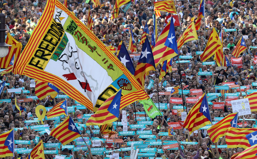 Lumea iese în stradă după anunţul premierul spaniol Mariano Rajoy, care a declanşat procesul de preluare a puterii de la guvernul local catalan. 21 octombrie 2017 (Sean Gallup/Getty Images)