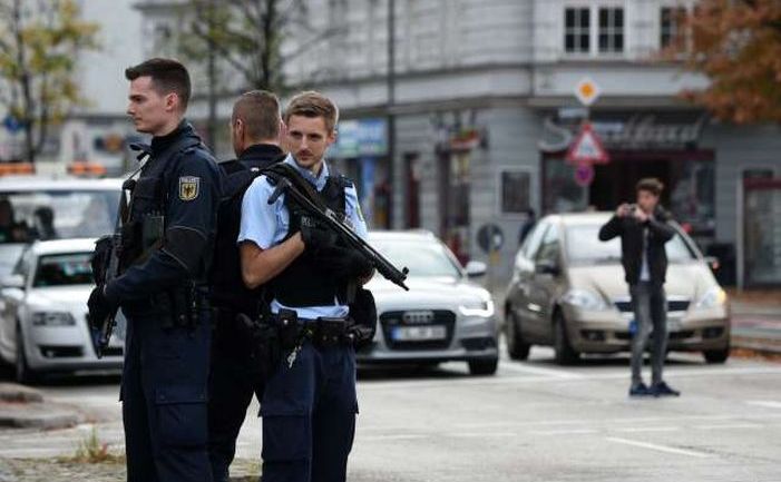 Ofiţeri de poliţie stau de pază în apropiere de Piaţa Rosenheimer după ce un bărbat a atacat trecători în 21 octombrie 2017, oraşul sudic german Munchen.