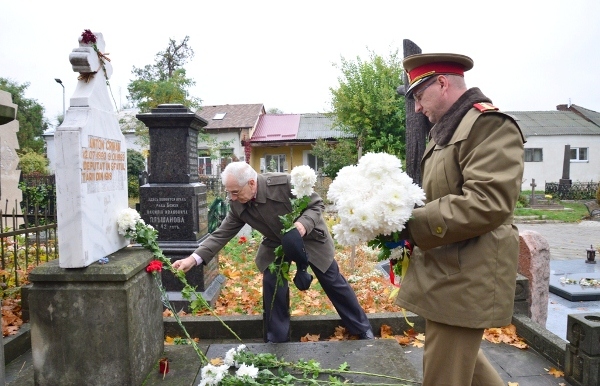 Depunere de flori la mormintele militarilor basarabeni participanţi la Primul Război Mondial