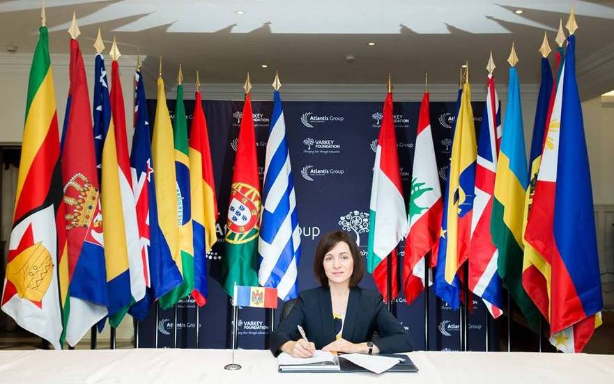Maia Sandu semnând scrisoarea adresată Grupului G20