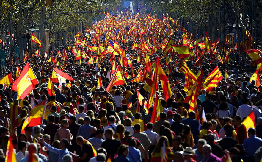 Sute de mii de spanioli mărşăluiesc pentru unitatea Spaniei în capitala catalană Barcelona, 29 octombrie 2017.