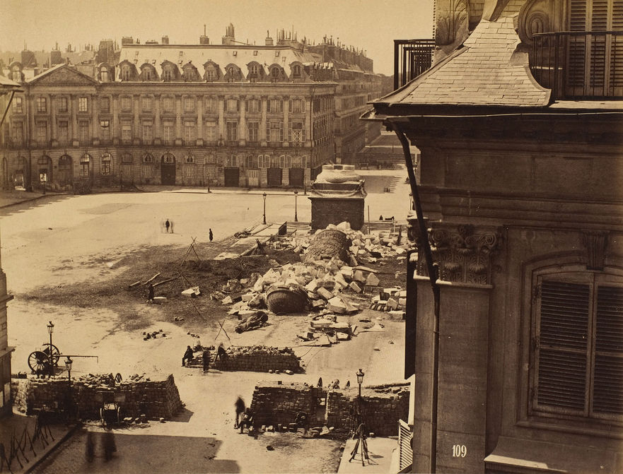 Rămăşiţele Coloanei Vendôme Column, construită de Napoleon, după ce a fost distrusă de bandele Comunei din Paris, conduse de Gustave Courbet pe 16 mai 1871 (Harris Brisbane Dick Fund, 1953)