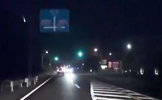 Obiect luminos pe cerul nopţii în Japonia, 21 noiembrie 2017. (Captură YouTube)