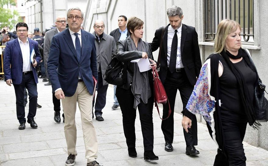 Membrii Parlamentului catalan, Anna Simo, împreună cu Joan  Josep Nuet, Ramona Barrufet, vicepreşedintele  parlamentului Lluis Guino şi predecesorul său Lluis Maria  Corominas, ajung la Curtea Supremă din Madrid, la 2  noiembrie 2017