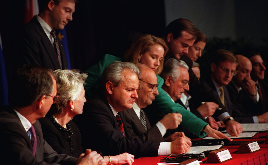 (De la stânga la dreapta) Slobodan Milošević, Alija Izetbegović şi Franjo Tuđman iniţiind Acordul de la Pace de la Dayton, la baza aeriană americană Wright-Patterson, 21 noiembrie 1995.