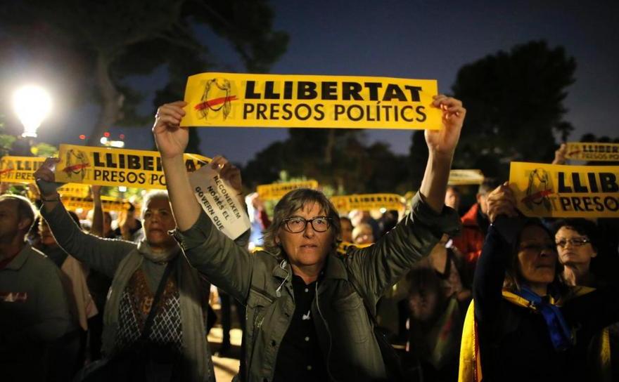 Protest în faţa Parlamentului din Barcelona împotriva deciziei unui judecător spaniol de a întemniţa membri ai fostului guvern catalan, 2 noiembrie 2017.