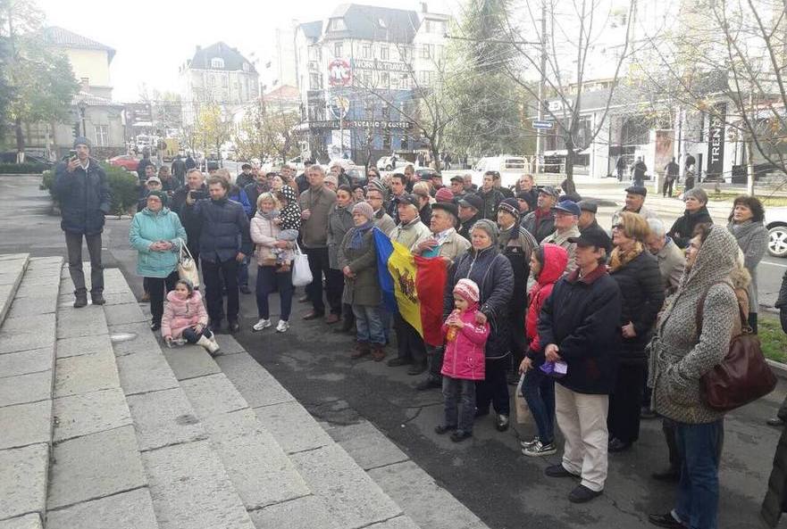 Susţinătorii lui Renato Usatîi protestează în faţa Procuraturii Generale a R. Moldova (facebook.com)