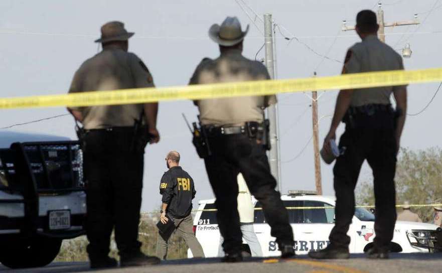 Ofiţeri de poliţie izolează scena atacului comis duminică, 5 noiembrie, într-o biserică din Texas, SUA.