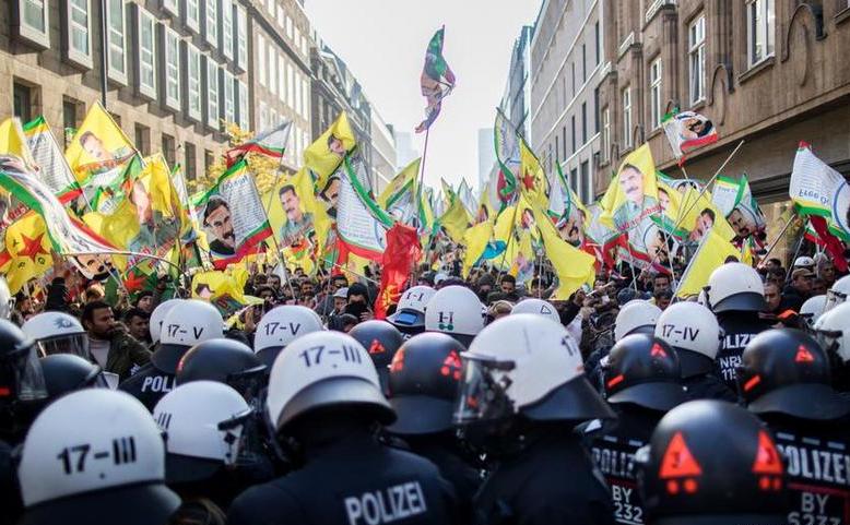 Ciocniri între poliţia germană şi manifestanţi kurzi în Düsseldorf, Germania, 4 noiembrie 2017.
