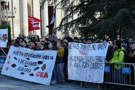 Protestul studenţilor în afara Universităţii din Salamanca (salamanca24horas.com)