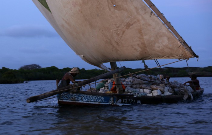 Dhow, o mică barcă de navigaţie tradiţională din Lamu, Kenia