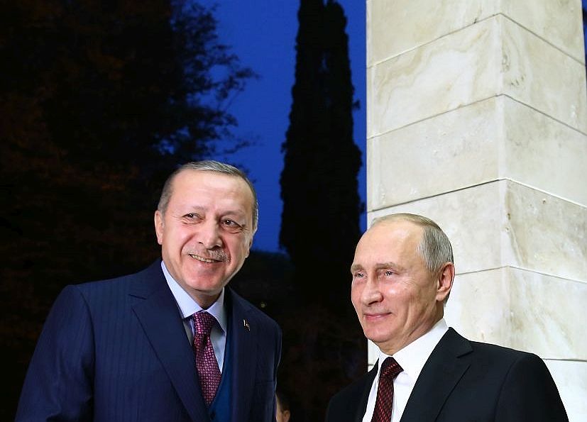 Preşedintele turc Recep Tayyip Erdogan (st) şi omologul său rus Vladimir  Putin în timpul întâlnirii lor din Soci, Rusia, 13 noiembrie 2017.