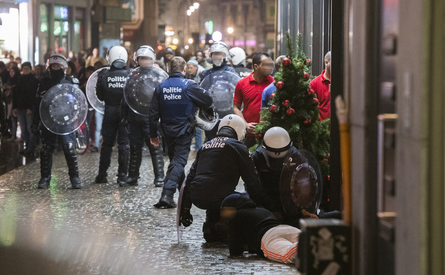 Ciocniri violente între tineri şi poliţie în centrul capitalei belgiene Bruxelles, 15 noiembrie 2017.