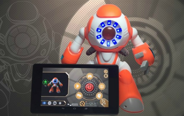Robotul i-Que (Print screen YouTube)