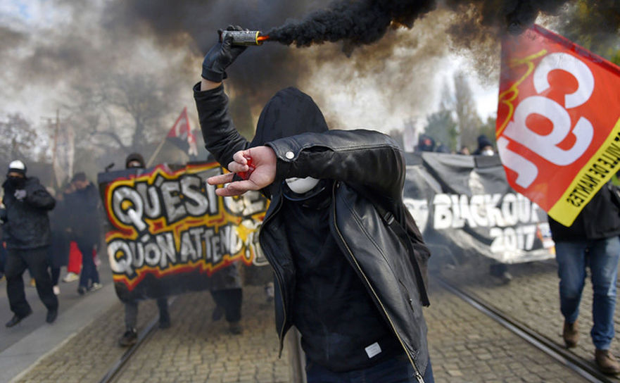 Proteste violente în oraşul francez Nantes, 16 noiembrie 2017, împotriva preşedintelui Emmanuel Macron şi a reformelor din sectorul muncii.
