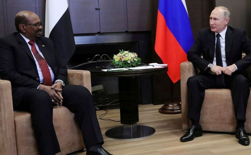 Preşedintele rus Vladimir Putin (dr) discută cu omologul său sudanez Omar al-Bashir în timpul întâlnirii lor din staţiunea Soci, Rusia, 23 noiembrie 2017.