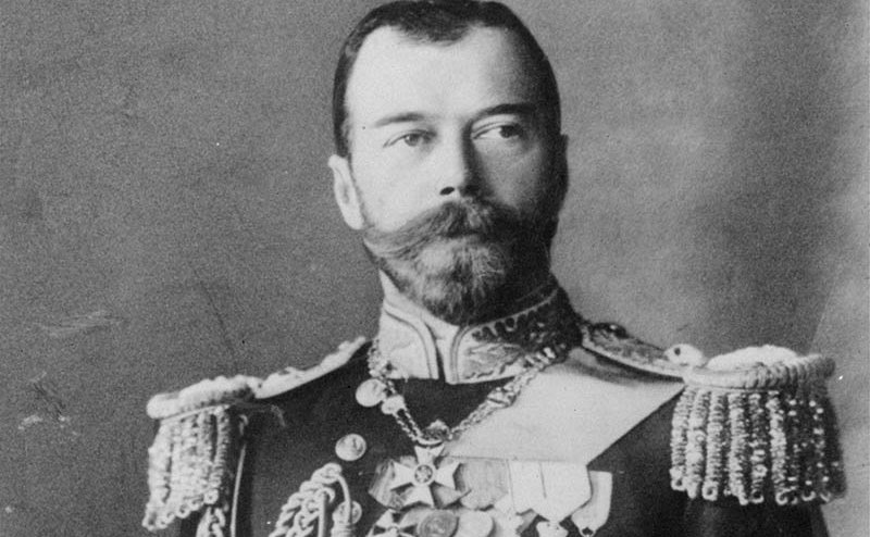 Ţarul Nicolae al Doilea, asasinat în timpul Revoluţiei Bolşevice. Nicolae a fost printre puţinele capete încoronate asasinate în timpul revoluţiilor iluministe, majoritatea acestora fiind doar detronate. Cazul Rusiei este cu atât mai special cu cât familia Ţarului a fost şi ea asasinată