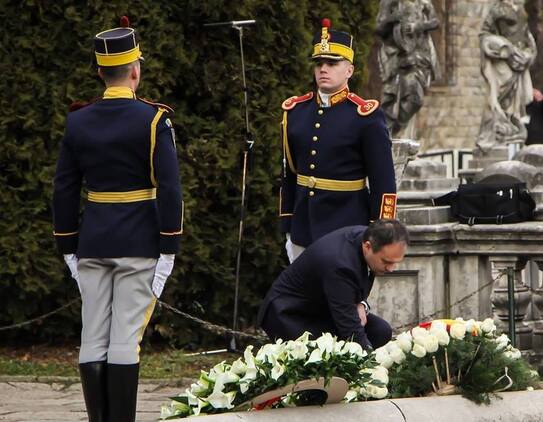 Delegaţia Parlamentului Republicii Moldova a adus un ultim omagiu Majestăţii Sale Regele Mihai al României (facebook.com/parlamentul rm)