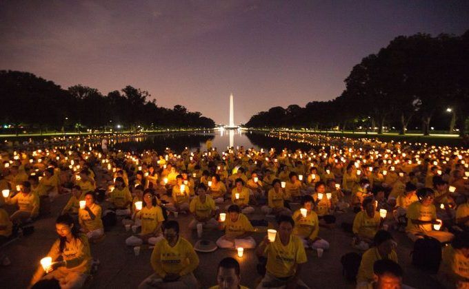 Practicanţii Falun Gong organizează un priveghi pentru cei care au murit în timpul persecuţiei din China, la Washington, DC, la 14 iulie 2016 (Benjamin Chasteen / Epoch Times)