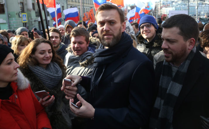 Alexei Navalni (centru) şi Leonid Volkov (dr) în timpul unui marş în 2016 organizat cu ocazia comemorării unui an de la asasinarea liderului opoziţiei Boris Nemţov. (Mikhail Svetlov/Getty Images)