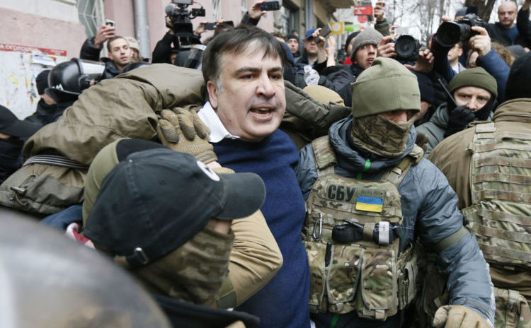 Forţele de securitate ucrainene îl conduc pe Mihail Saakaşvili la o dubă a poliţiei, după arestarea sa în Kiev, Ucraina, 5 decembrie 2017. (Captură Foto)