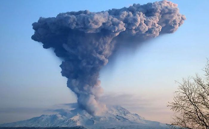 Vulcanul Shiveluch din Siberia, Rusia, aruncă cenuşă la o altitudine de 10 km, 6 decembrie 2017.