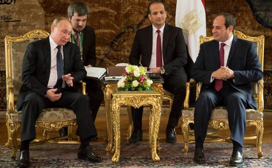 Preşedintele rus Vladimir Putin (st) discută cu omologul său egiptean Abdel Fattah el-Sisi în Cairo, Egipt, în 11 decembrie 2017.