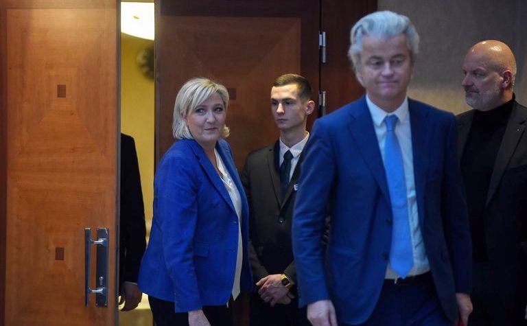 Marine Le Pen (st) si Geert Wilders sosesc la o conferinţă de presă în Praga, 16 decembrie 2017.