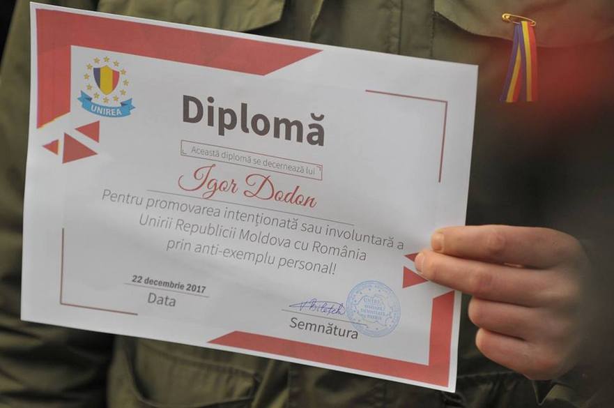 Diploma transmisă lui Igor Dodon