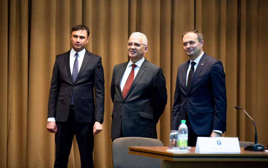 Vitalie Pîrlog ((stânga) noul director SIS din R. Moldova , Mihai Bălan (centru) şi Adrian Candu