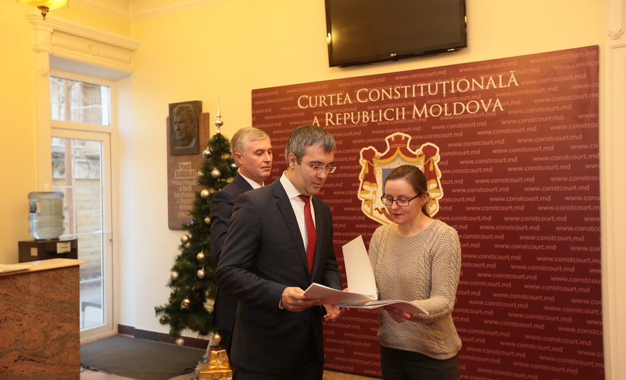 Deputatul PDM Sergiu Sîrbu depune sesizarea la CCM
