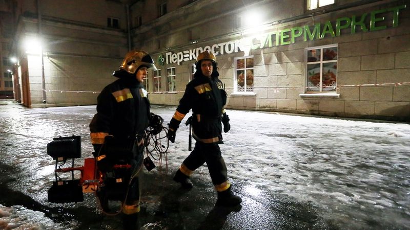 Pompieri sosiţi la un supermarket din St. Petersburg unde a  avut loc o explozie puternică ce a rănit 10 persoane, 27 decembrie  2017. (Alexander Demianchuk/TASS/Getty Images)