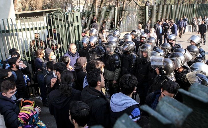 Cioniri între studenţi şi poliţie la Universitatea din Teheran, Iran, 30 decembrie 2017.