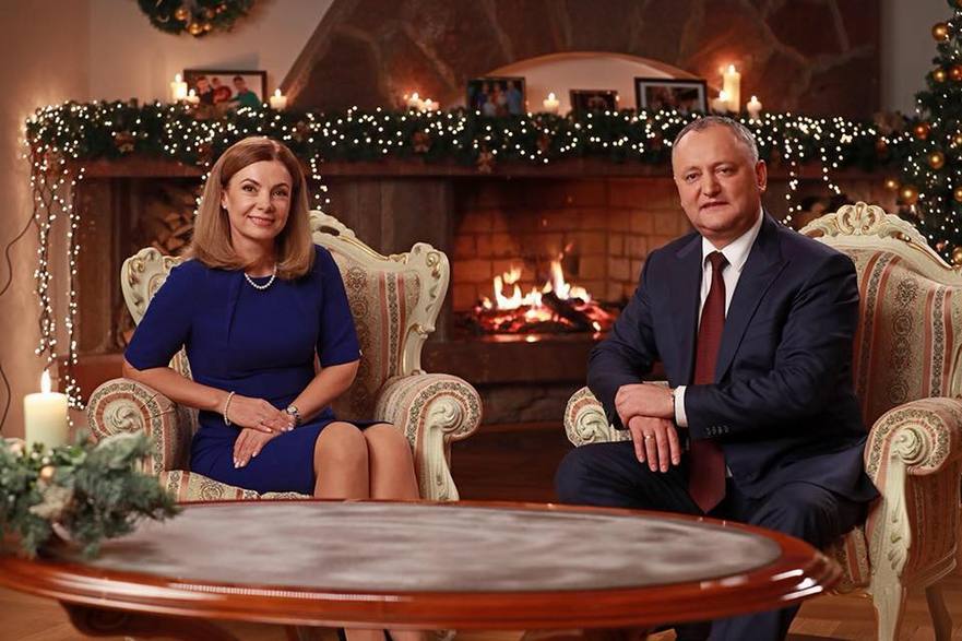Galina şi Igor Dodon transmiţând mesajul de felicitare cu prilejul Anului Nou 2018 (facebook.com/galina dodon)