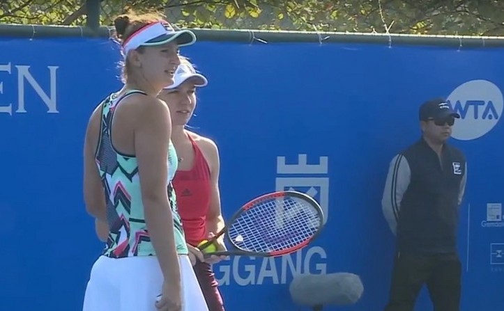 Jucătoarele române de tenis Irina Begu şi Simona  Halep.
