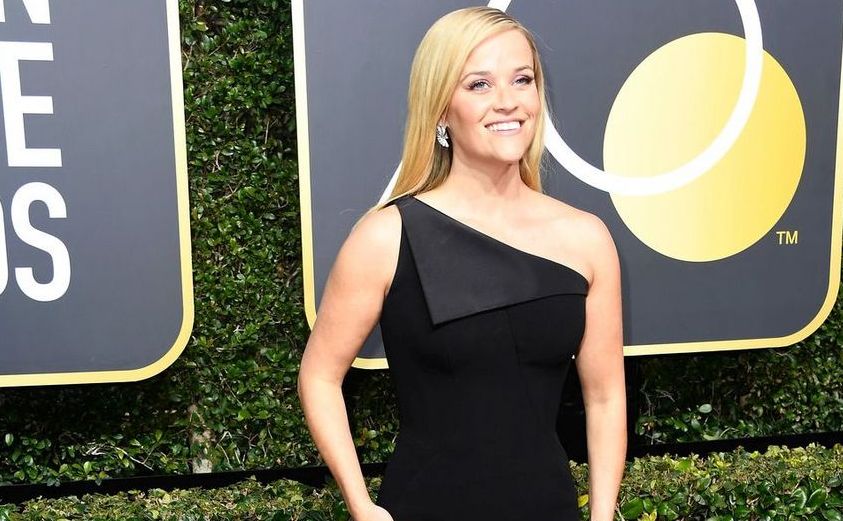 Actriţa americană Reese Witherspoon îmbrăcată în negru la gala Globurilor de Aur 2018.