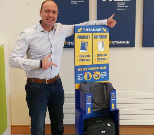 Kenny Jacobs, managerul companiei Ryanair, cu dispozitivul folosit de companie pentru a măsura genţile şi valizele (Ryanair (@Ryanair)
