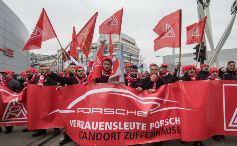 Angajaţi ai Porsche AG protestează în 8 ianuarie 2018 în faţa fabriciilor lor din Stuttgart, sudul Germaniei.