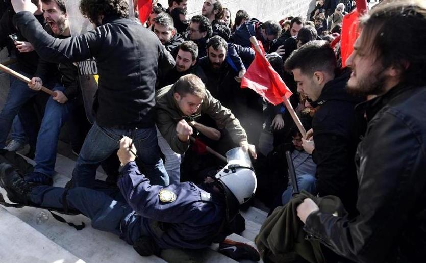Ciocniri violente între poliţie şi manifestanţi în Atena, Grecia, 12 ianuarie 2018.