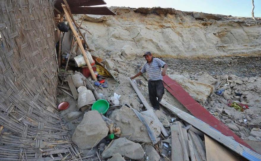 Un peruan păşeşte printre dărâmăturile provocate de un cutremur care a lovit în largul coastei statului Peru, 14 ianuarie 2018.