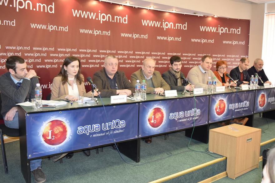 Membrii grupului de iniţiativă în vederea organizării referendumului anti-mixt (The Epoch Times România)
