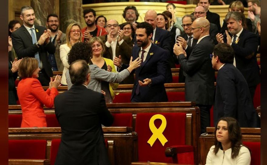 Roger Torrent (centru) este felicitat după ce a fost ales în funcţia de preşedinte al Parlamentului catalan, în Barcelona, Spania, 17 ianuarie 2018.