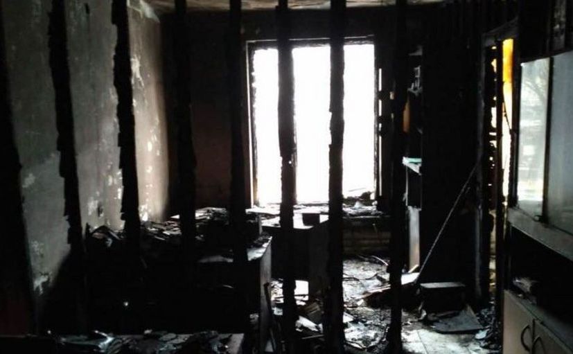 Birou încendiat al grupul Memorial în oraşul Nazran, regiunea rusă Inguşetia, 17 ianuarie 2018. (Captură Foto)