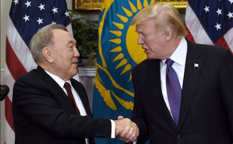 Preşedintele american Donald Trump (dr) şi omologul său kazah Nursultan Nazarbaev în timpul unei conferinţe de presă la Casa Albă, în Washington, 16 ianuarie 2018. (Olivier Douliery/Bloomberg/Getty Images)