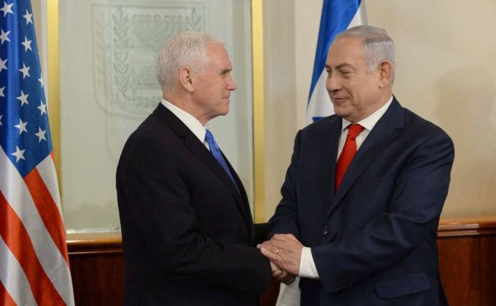 Vicepreşedintele american Mike Pence se întâlneşte cu premierul israelian Benjamin Netanyahu în biroul acestuia din Ierusalim, 22 ianuarie 2018.