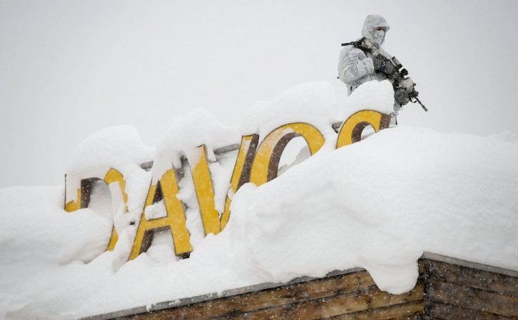 Un lunetist stă de pază pe acoperişul unui hotel în timpul Forumului Economic Mondial din Davos, Elveţia, 22 ianuarie 2018. (Fabrice Coffrini/AFP/Getty Images)