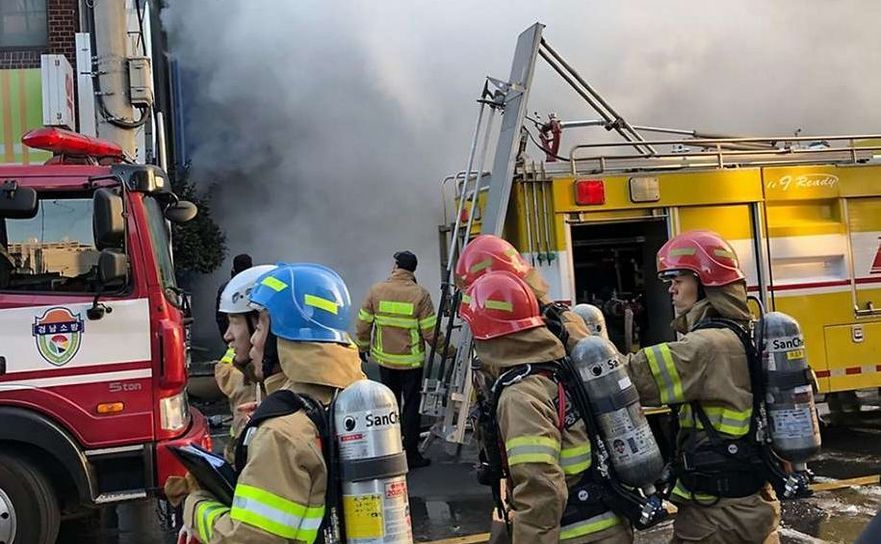 Echipe de pompieri participă la stingerea unui incendiu la un spital din oraşul sud-coreean Miryang, 26 ianuarie 2018. (Getty Images)