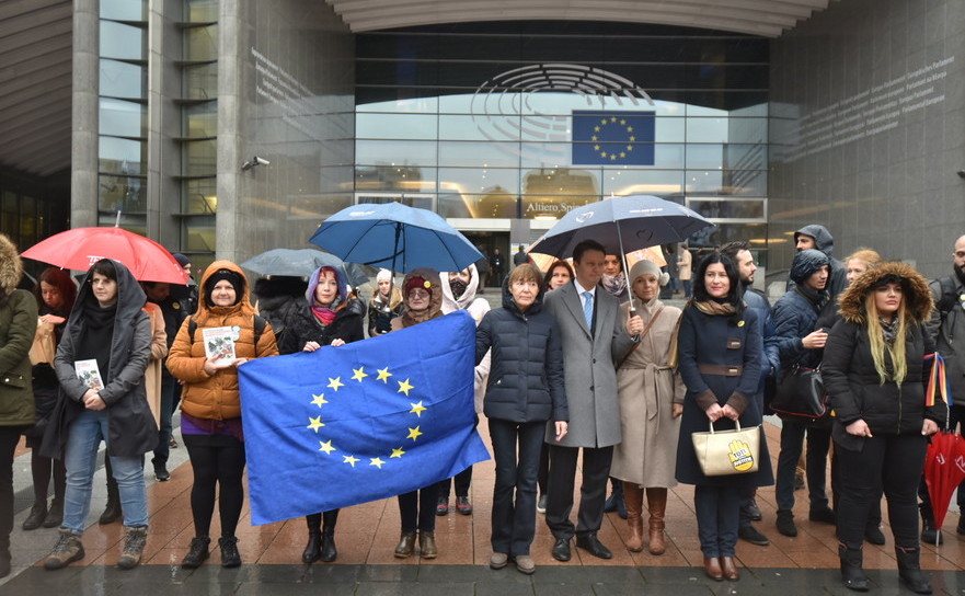 Flashmob la Parlamentul European (Mihuţ Savu/Epoch Times)