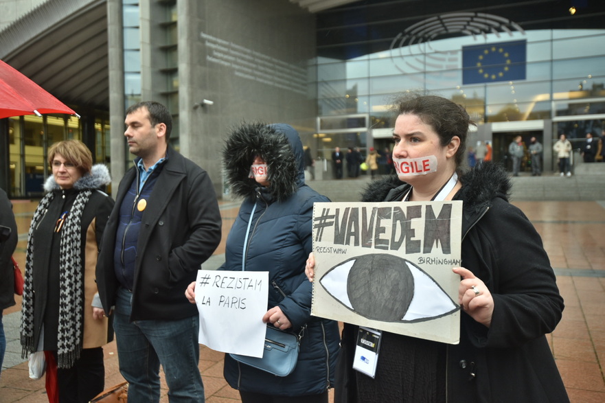 Flashmob organizat de "Va vedem" din Sibiu la Parlamentul European (Epoch Times)